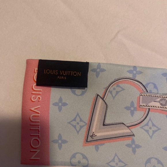Louis Vuitton Scarf - Picture 4 of 4